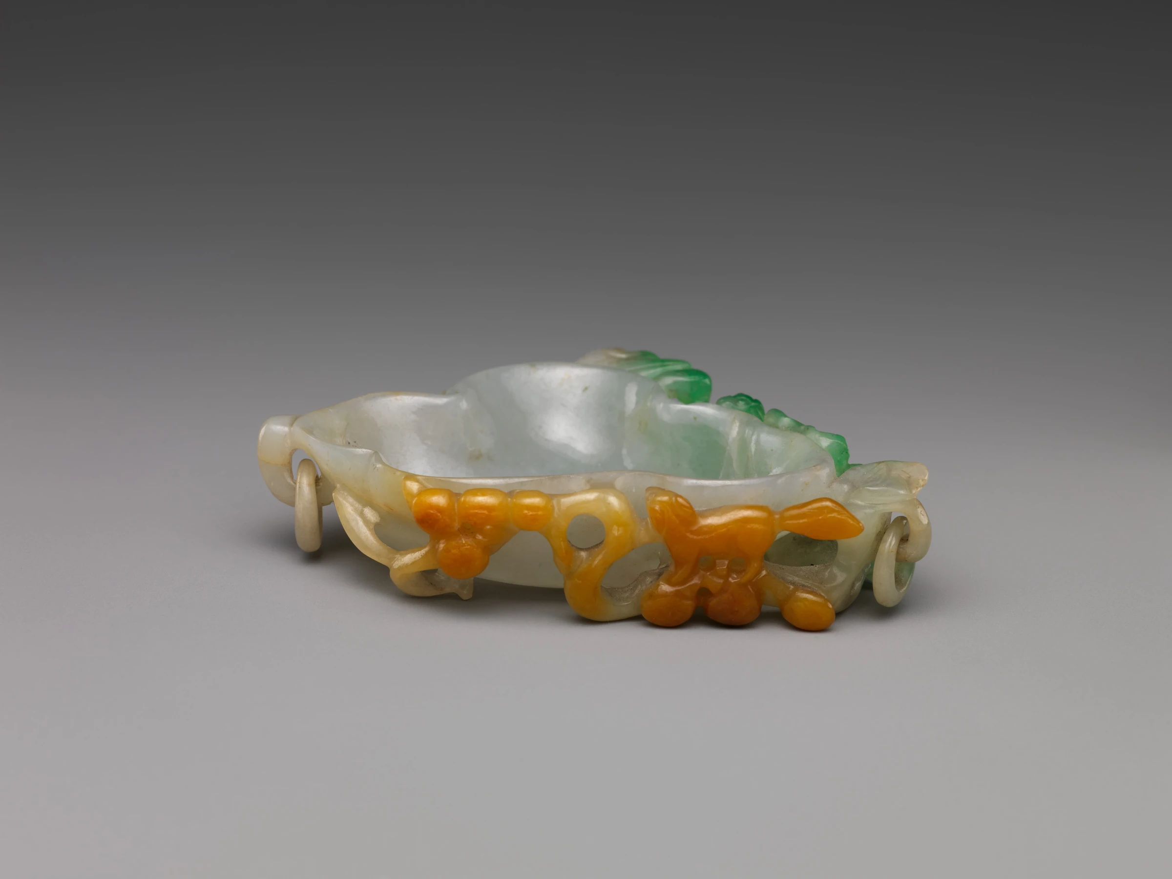 Dish with grapes and squirrels, Jade (jadeite)
